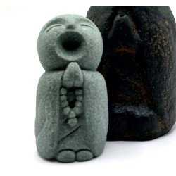 petit moine zen jizo bienveillant. Chanteur de prière